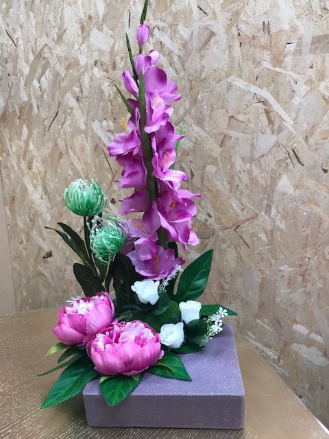 COMPOSITION FLORALE FUNERAIRE_BASE CARREE_PIVOINE_GLAIEUL_MAUVE_CRG25_M